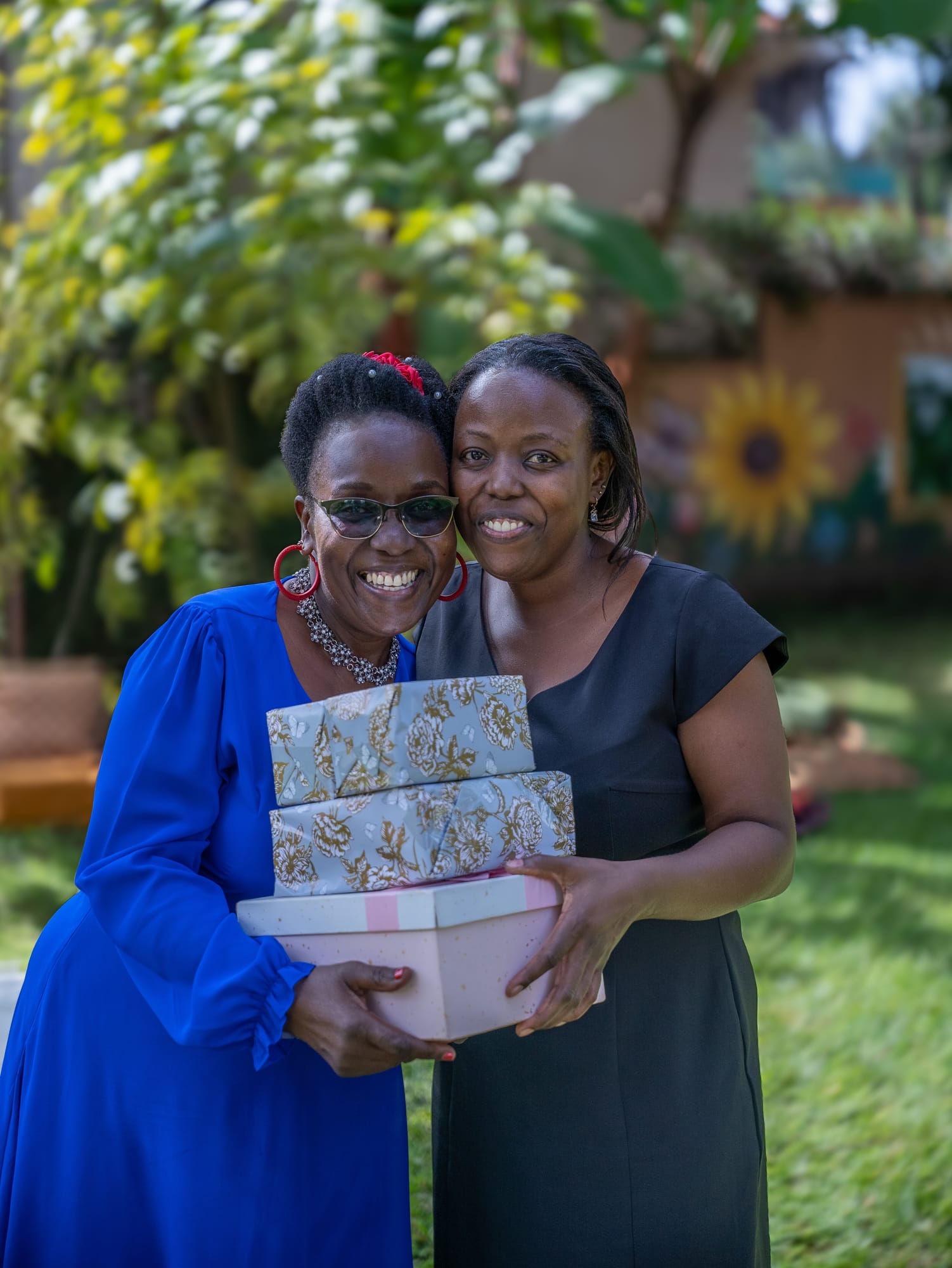 Two guests with gift boxes in the garden